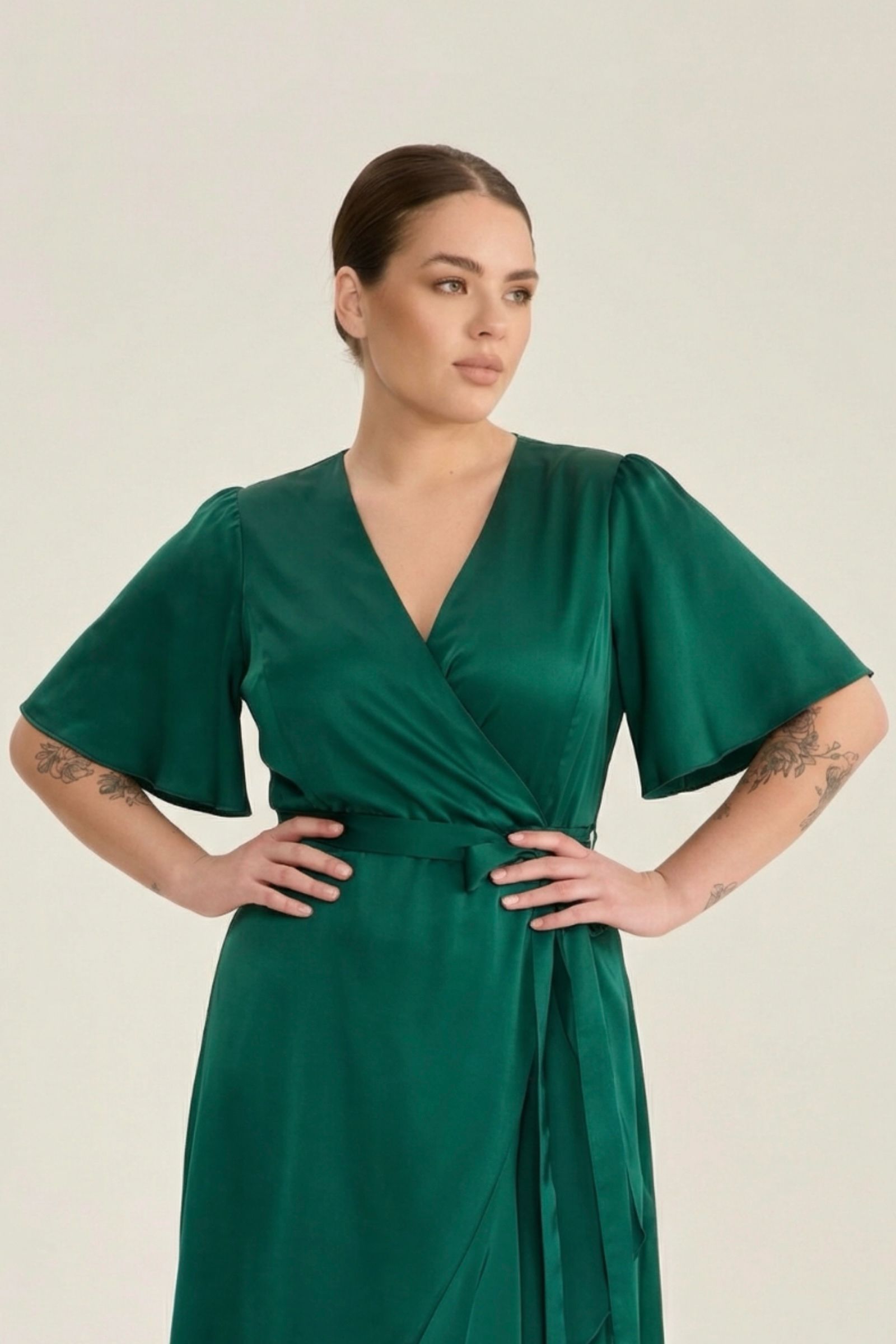 Платье на запах с воланами, изумруд