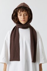 Капюшон из трикотажа коричневого цвета