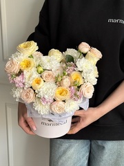 Композиция в коробке из кустовых пионовидных роз, маттиолы и хризантемы