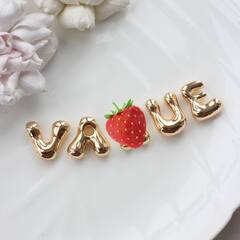 Слово из букв VAHUE в золоте