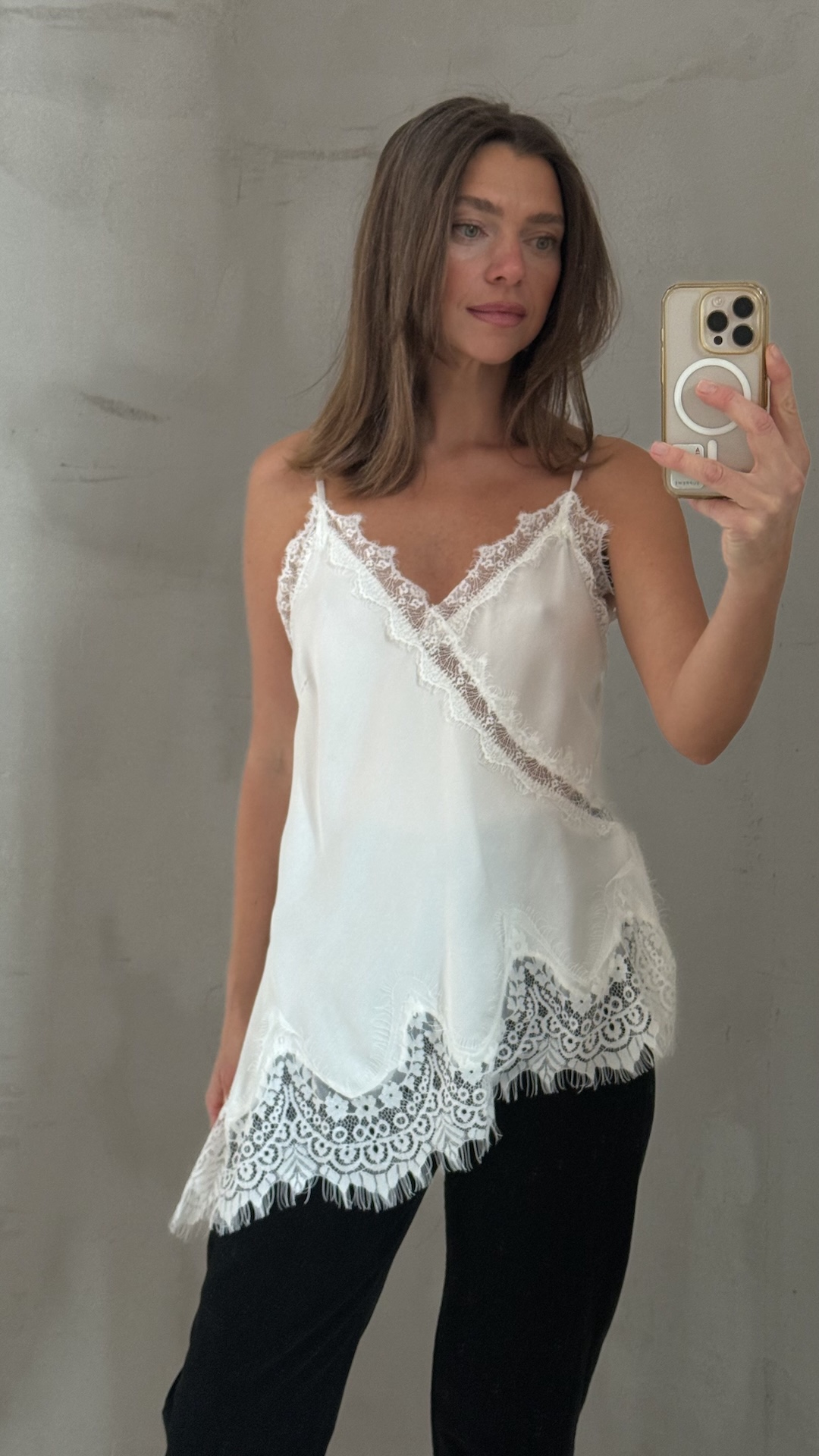 Топ с косым краем и широким кружевом