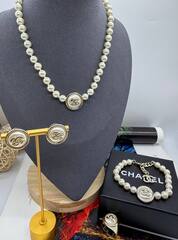 Серьги-пусеты круглые в стиле CHANEL