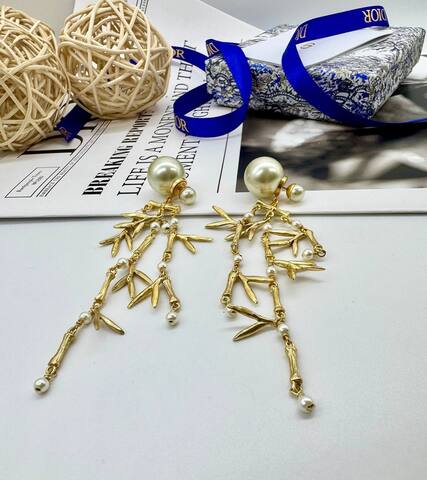 42151-sergi-vetochki-s-mikrozhemchugom-dlinnye-style-by-dior