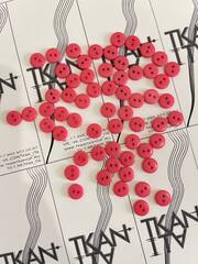 Пуговица пластиковая двухпрокольная (Пластик, Яркий розовый, 10)