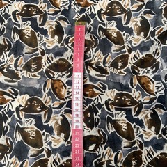 фото хлопка с серых тонах