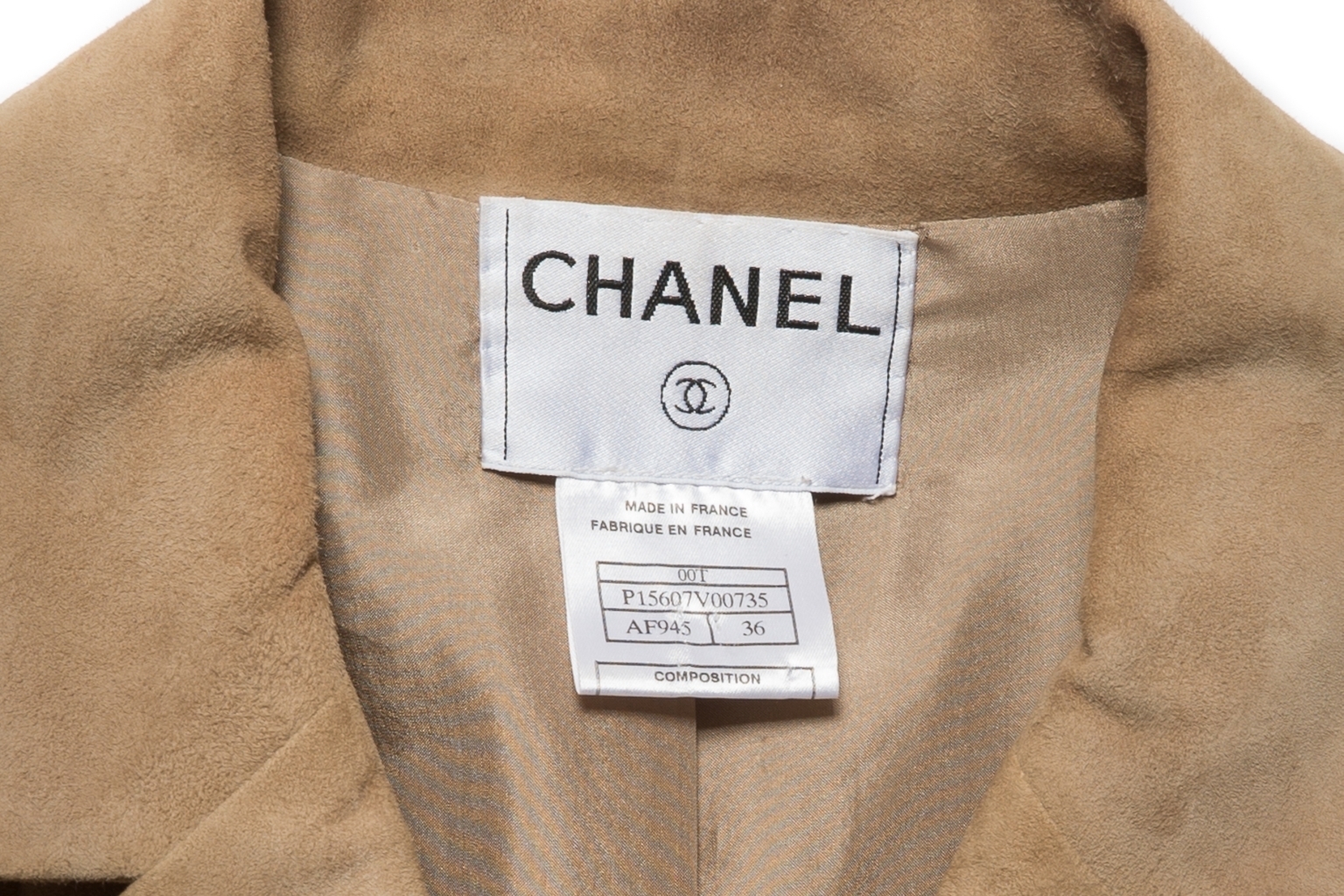 Классический замшевый жакет песочного цвета от Chanel, 36 размер.