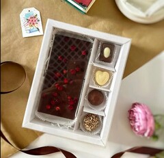 Коробка с прозрачной крышкой 4 конфеты и плитку шоколада, белый