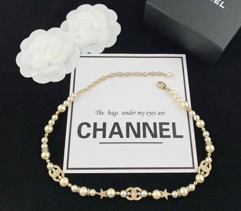 Колье цепочка с вставками из жемчуга и логотипами CHANEL