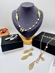 52318-kole-cepochka-chanel-s-podveskoj-peryshko