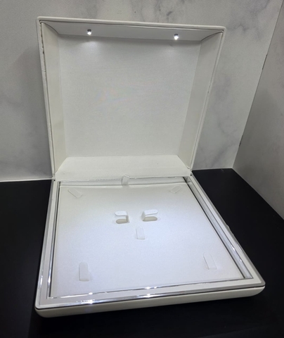 bolshaya-podarochnaya-korobka-dlya-kole-nabora-ukrashenij-s-podsvetkoj-s-beloj-podlozhkoj