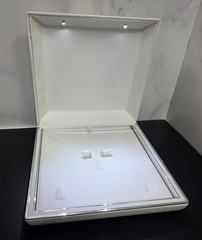 bolshaya-podarochnaya-korobka-dlya-kole-nabora-ukrashenij-s-podsvetkoj-s-beloj-podlozhkoj