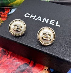 Серьги-пусеты круглые в стиле CHANEL