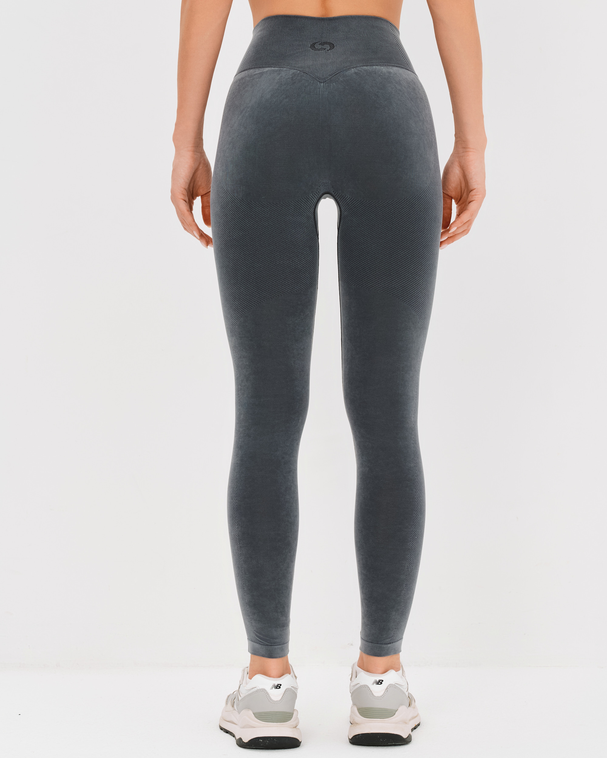 темно-серый