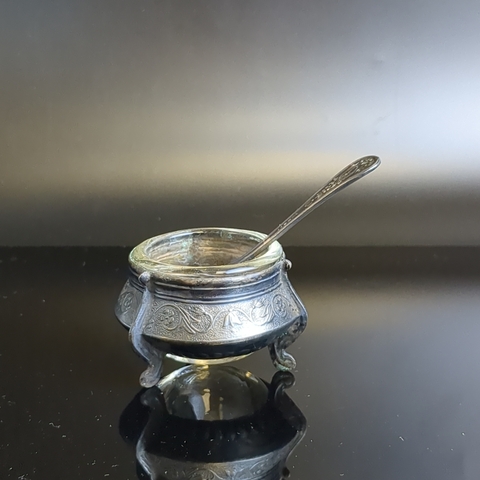 Солонка с растительным орнаментом и ложкой, мельхиор (медь-никель), стекло, Мстерская художественная фабрика «Ювелир», СССР, 1975 г.