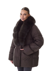 Шоколадный удлиненный пуховик с поясом и меховым воротником