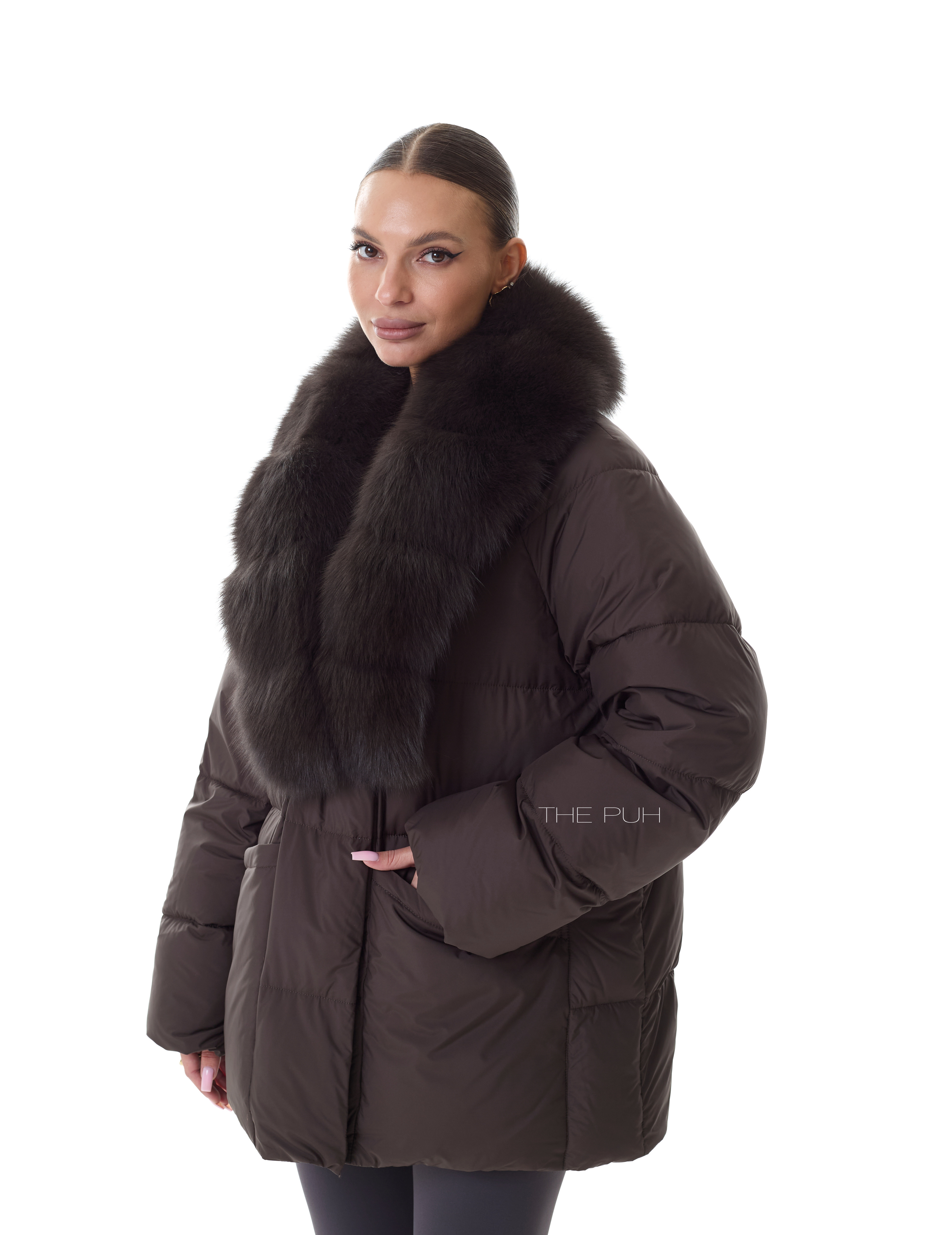 Шоколадный удлиненный пуховик с поясом и меховым воротником
