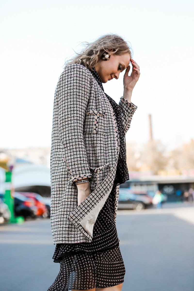 Классическое твидовое пальто пастельных оттенков от Chanel, 40 размер.