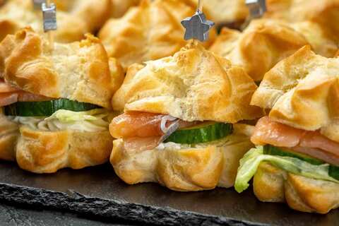 Мини бургер-профитроль с слабосоленым лососем, 20 шт.