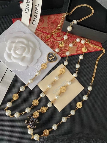 kole-cepochka-s-vstavkami-iz-zhemchuga-sinee-serdce-i-logotipami-chanel