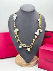 kole-noses-white-v-stile-schiaparelli-s-podveskami