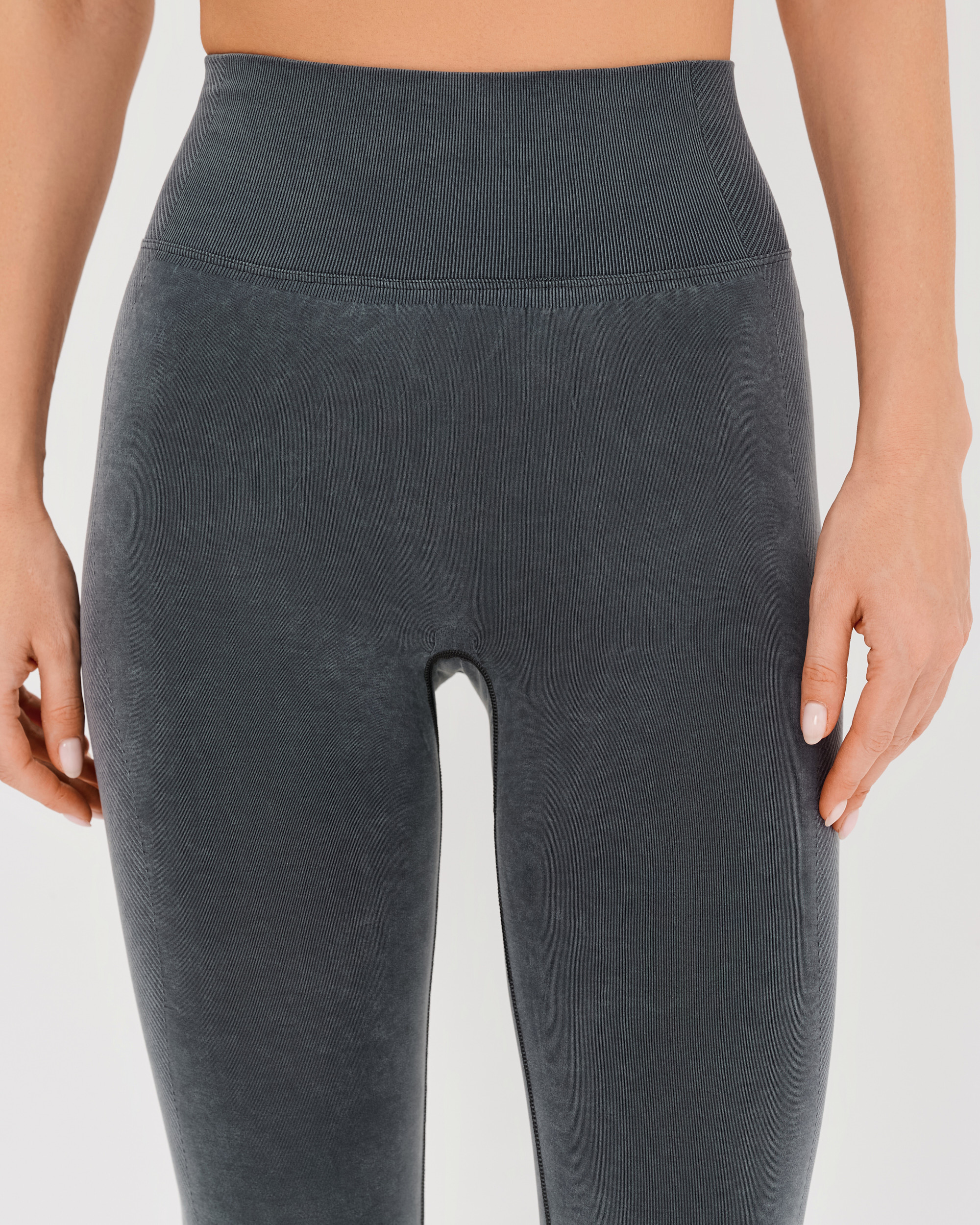 темно-серый