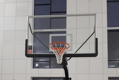 Стойка баскетбольная игровая ATLET 325 мобильная, складная, вынос шита 3,25м. (щит закаленное стекло 12мм., противовесы 600кг.)