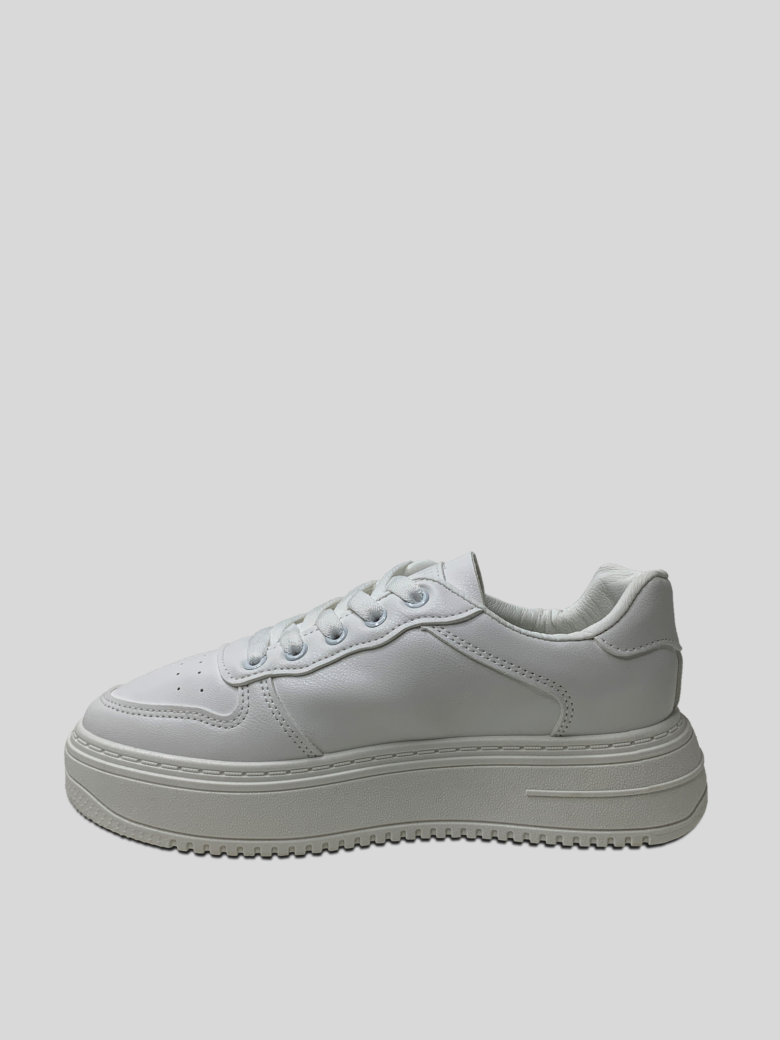 Кеды Fashion Sport однотонные с перфорацией и нашивными зубчатыми ...