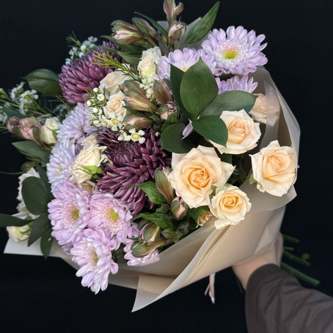 Букет из темных хризантем, кустовой розы и альстромерии