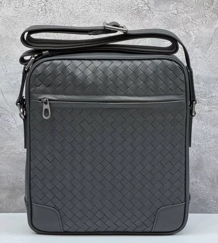 Сумка-мессенджер Bottega Veneta через плечо