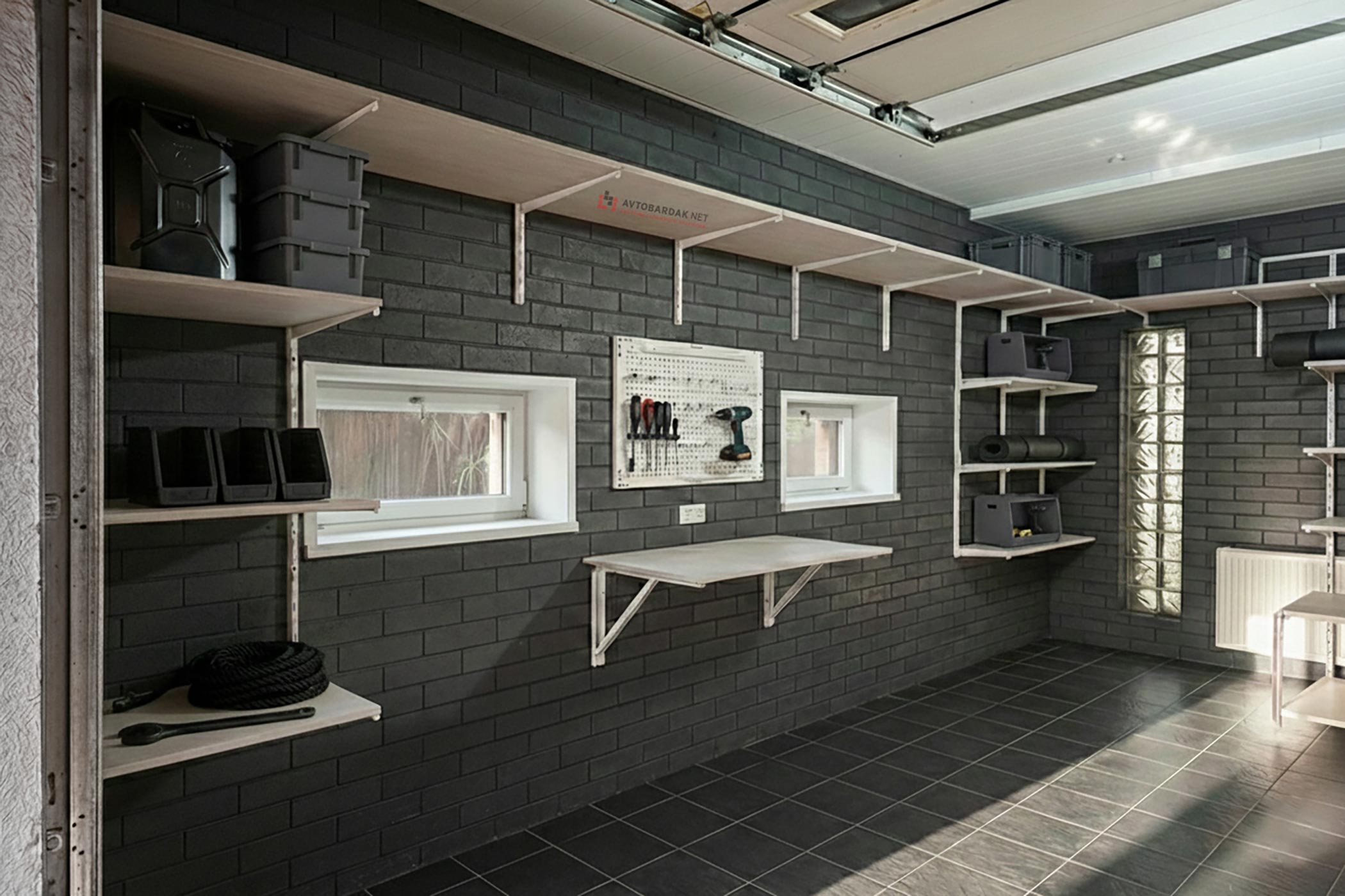 Настенные стеллажи в гараж