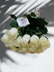 15 белых роз
