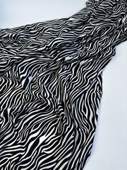 Вискоза штапель Зебра на черном фоне