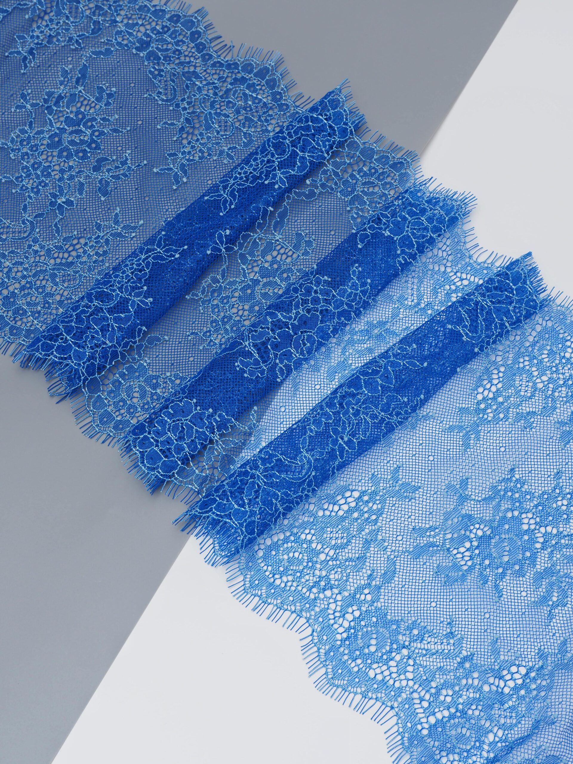 Кружево шантильи ультрамарин с голубой нитью неэластичное ширина 22 см длина 1.45 м