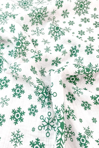 Ткань муслиновая, снежинки зеленые на белом