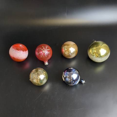 Ёлочные игрушки набор из 6 разных шариков, стекло, подвесные, ручная роспись, узоры, винтаж СССР 1970-1990 гг