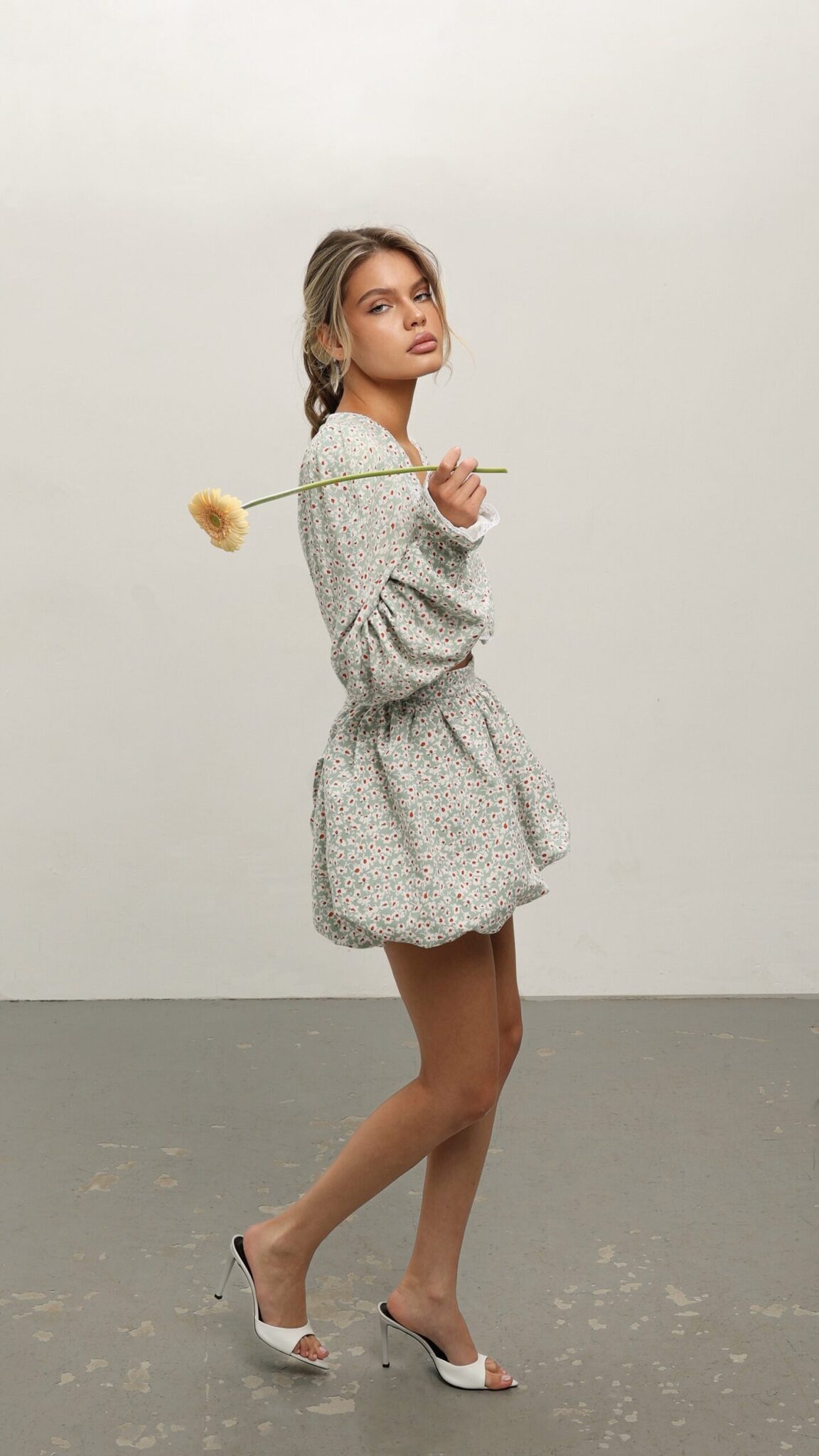 Шорты с зеленым цветочным принтом