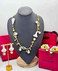 kole-noses-white-v-stile-schiaparelli-s-podveskami