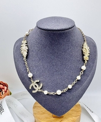 52318-kole-cepochka-chanel-s-podveskoj-peryshko