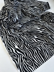 Вискоза штапель Зебра на черном фоне