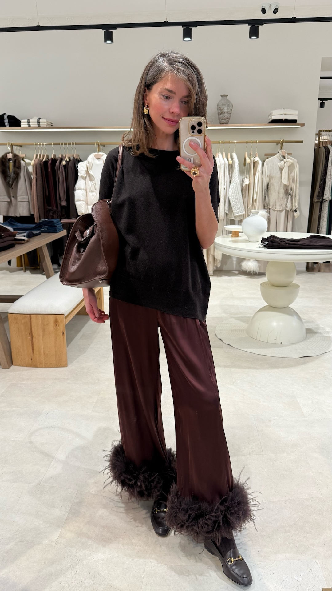 Костюм в пижамном стиле с перьями страуса