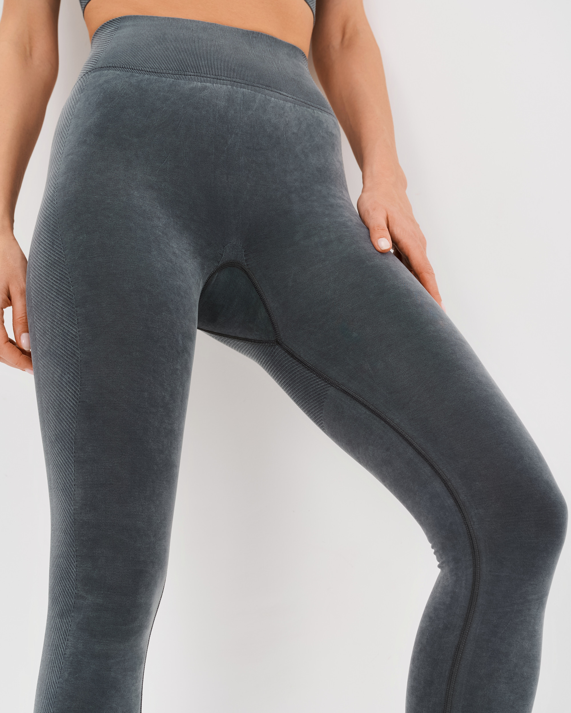 темно-серый