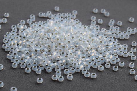 8/0 RR-0551 Gilt Lined White Opal