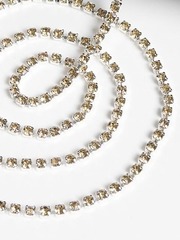 Цепь со стразами, ss8, ш. 2,4 мм, золото в серебряной оправе