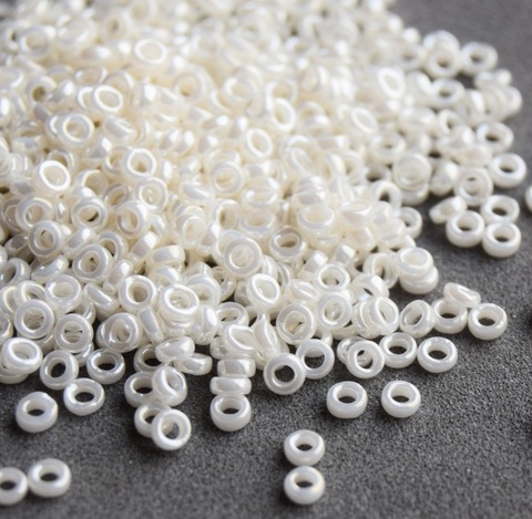 SPR-0592 Бисер-разделитель 2.2*1мм жемчужный античная слоновая кость, цейлон / Spacer beads 2.2*1mm antique Ivory pearl ceylon