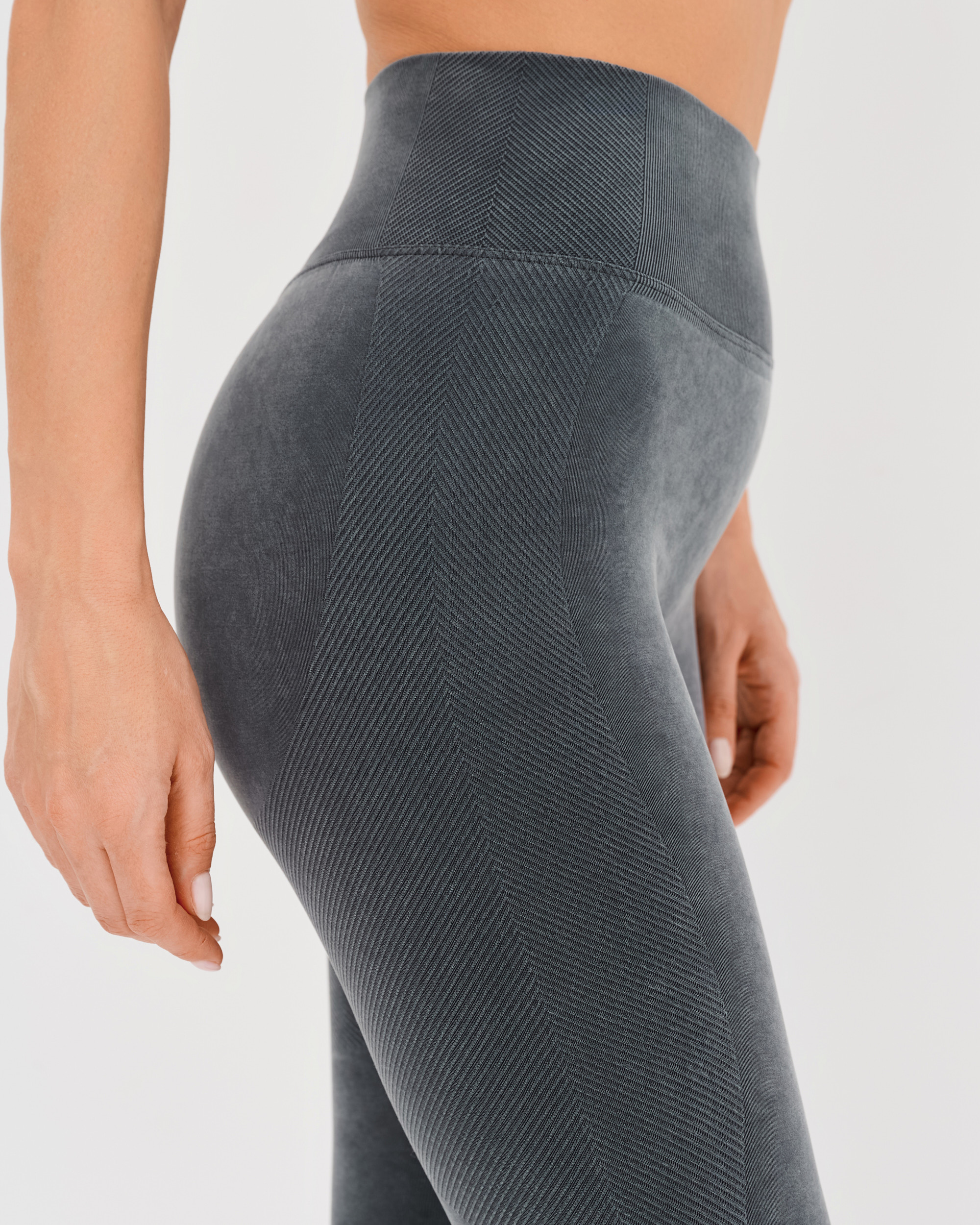 темно-серый