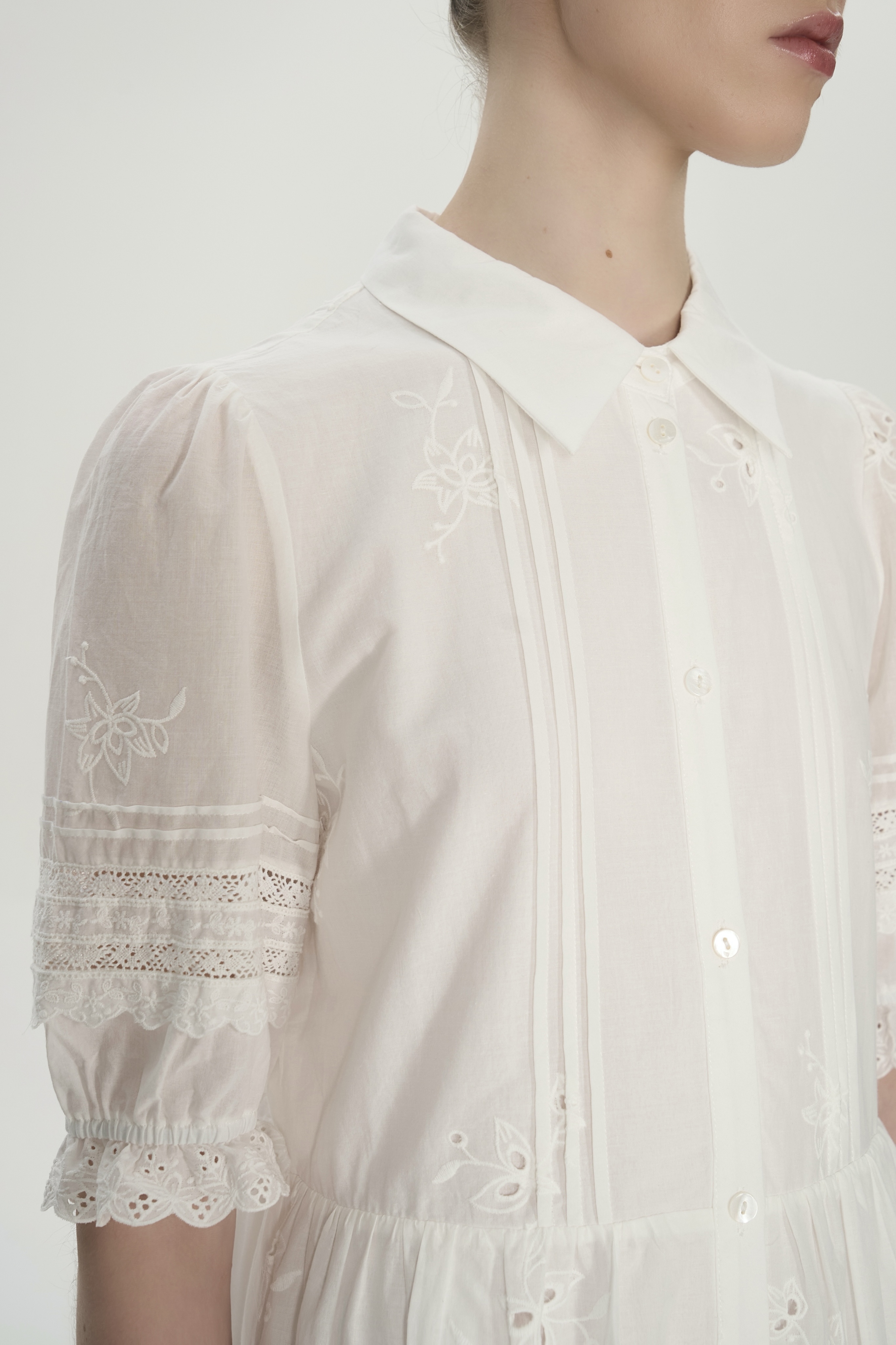 Платье белое с воротничком