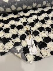 Плательная сетка с фактурными объемными цветами (COMME DES GARÇONS, Белая сетка/настроченные черно-белые цветы, 100%полиэстер, 132 (152), 430 гр/м2)