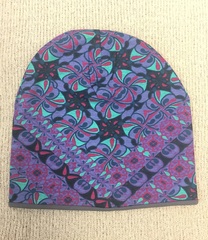 Стильная удлиненная шапочка бини из вискозного трикотажа с принтом Фиолетовый узор.