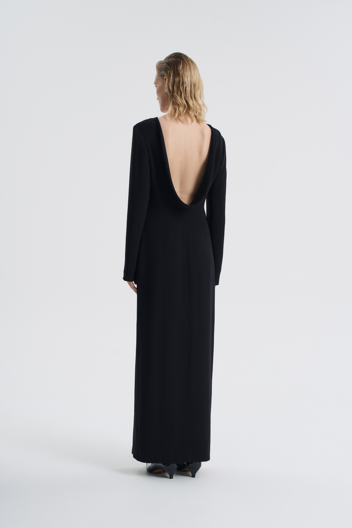 Платье в пол с вырезом на спине