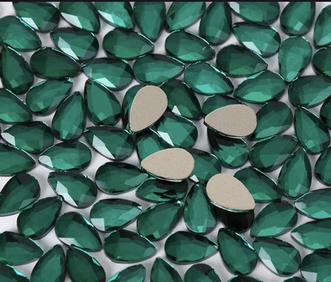 Стеклянные стразы  (5,5*8мм) 25шт, цвет т. зеленый